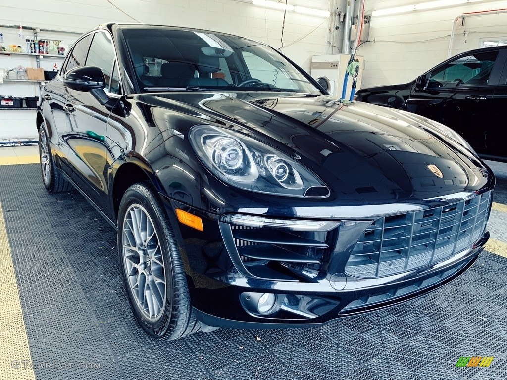 Black Porsche Macan