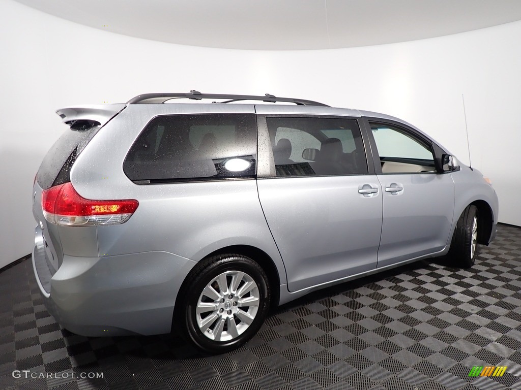 2014 Sienna XLE AWD - Silver Sky Metallic / Light Gray photo #16