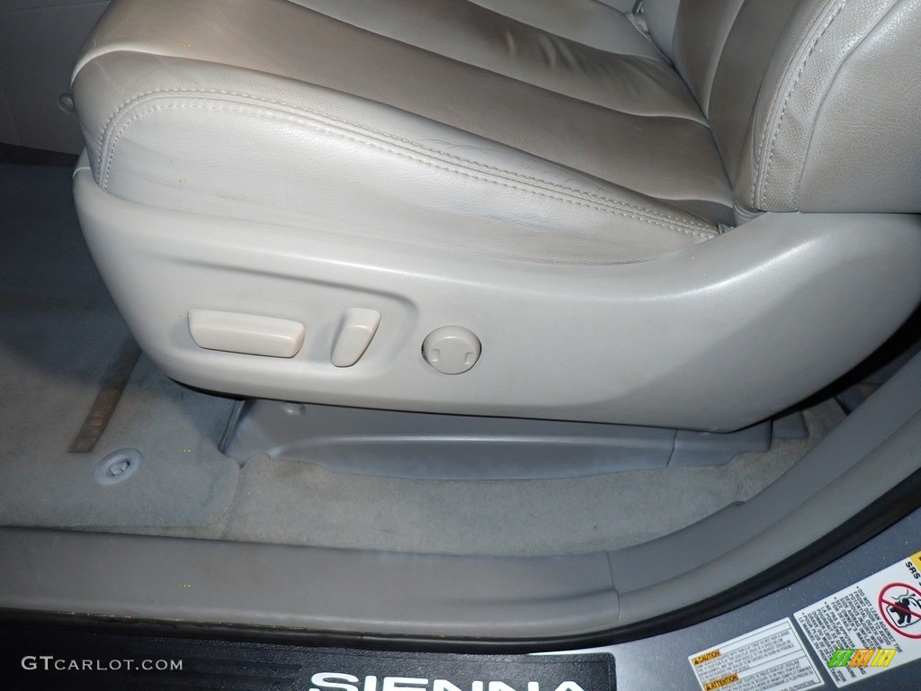 2014 Sienna XLE AWD - Silver Sky Metallic / Light Gray photo #19