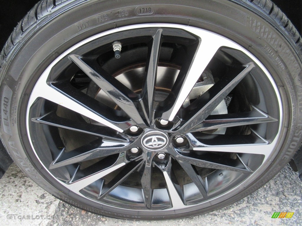2019 Camry XSE - Celestial Silver Metallic / Red photo #7