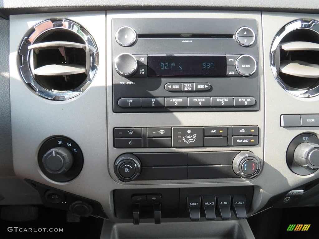2016 Ford F450 Super Duty XLT Crew Cab 4x4 Controls Photo #138990729