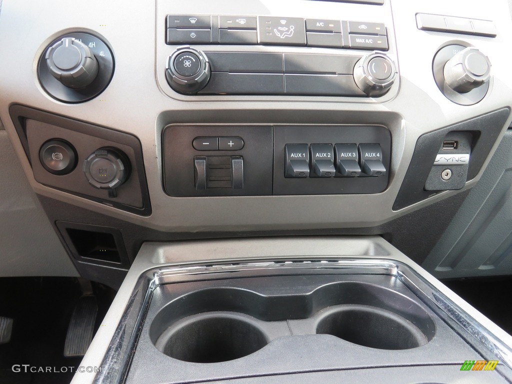 2016 Ford F450 Super Duty XLT Crew Cab 4x4 Controls Photos