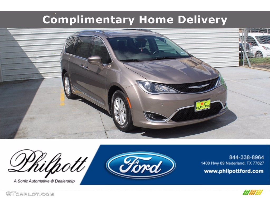 2018 Pacifica Touring L - Molten Silver / Black/Alloy photo #1