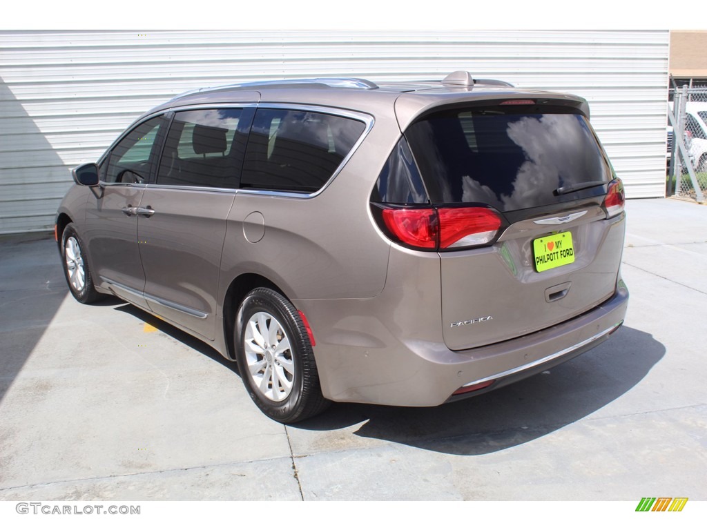 2018 Pacifica Touring L - Molten Silver / Black/Alloy photo #8