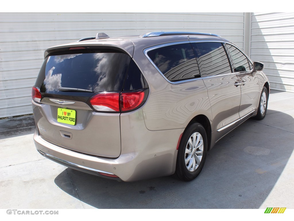 2018 Pacifica Touring L - Molten Silver / Black/Alloy photo #10