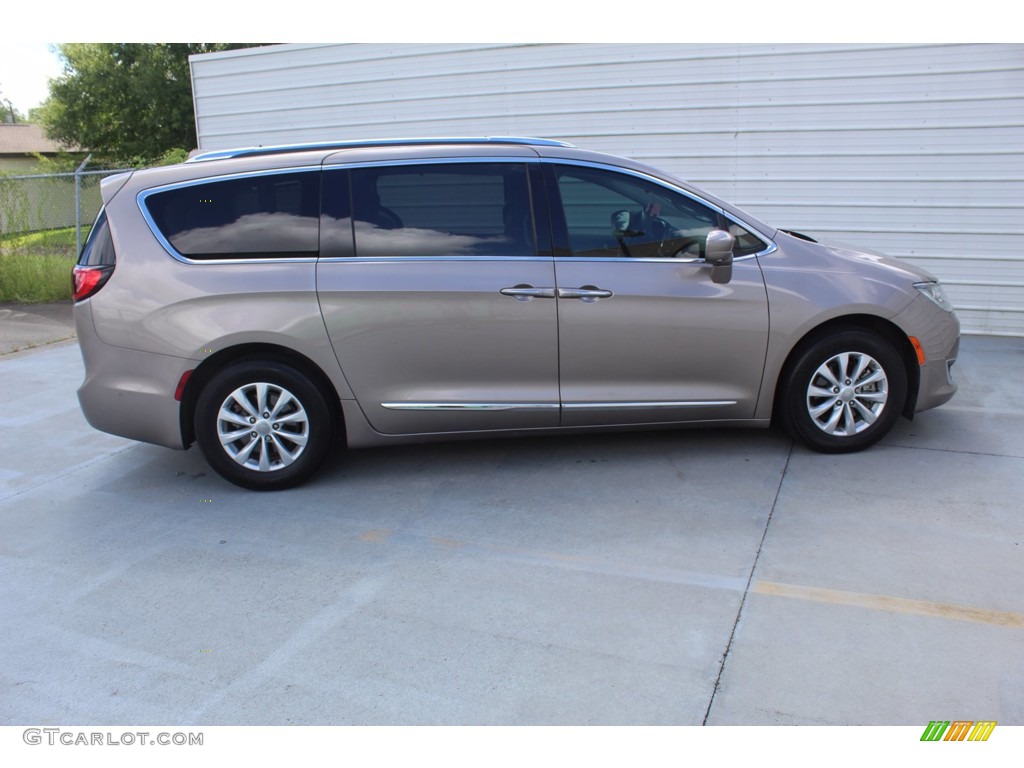 2018 Pacifica Touring L - Molten Silver / Black/Alloy photo #13