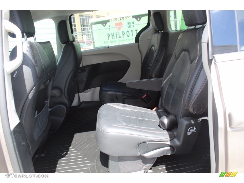 2018 Pacifica Touring L - Molten Silver / Black/Alloy photo #24
