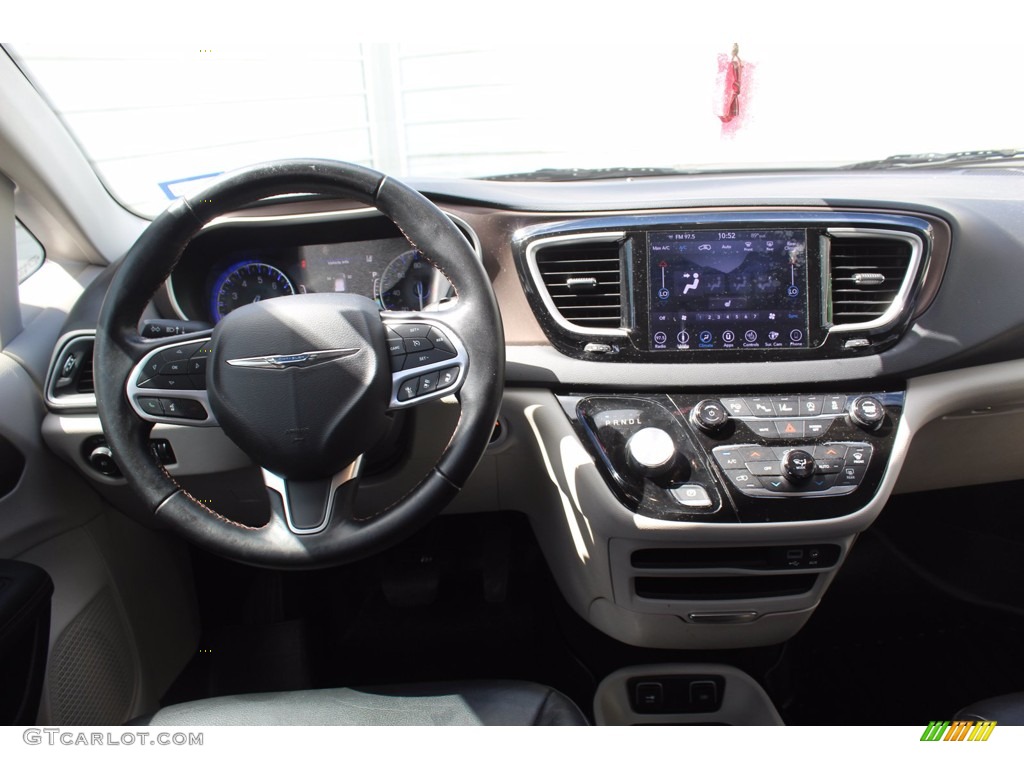 2018 Pacifica Touring L - Molten Silver / Black/Alloy photo #25