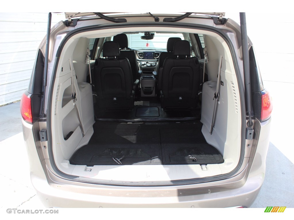 2018 Pacifica Touring L - Molten Silver / Black/Alloy photo #28