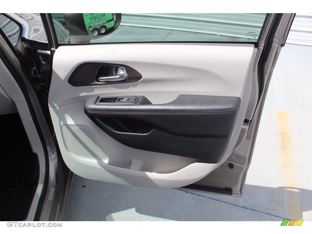 2018 Pacifica Touring L - Molten Silver / Black/Alloy photo #30