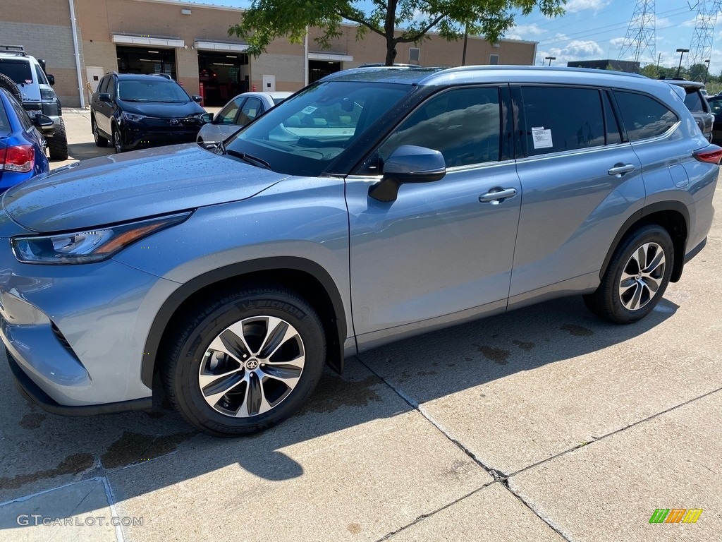 2020 Highlander XLE AWD - Moon Dust / Black photo #1