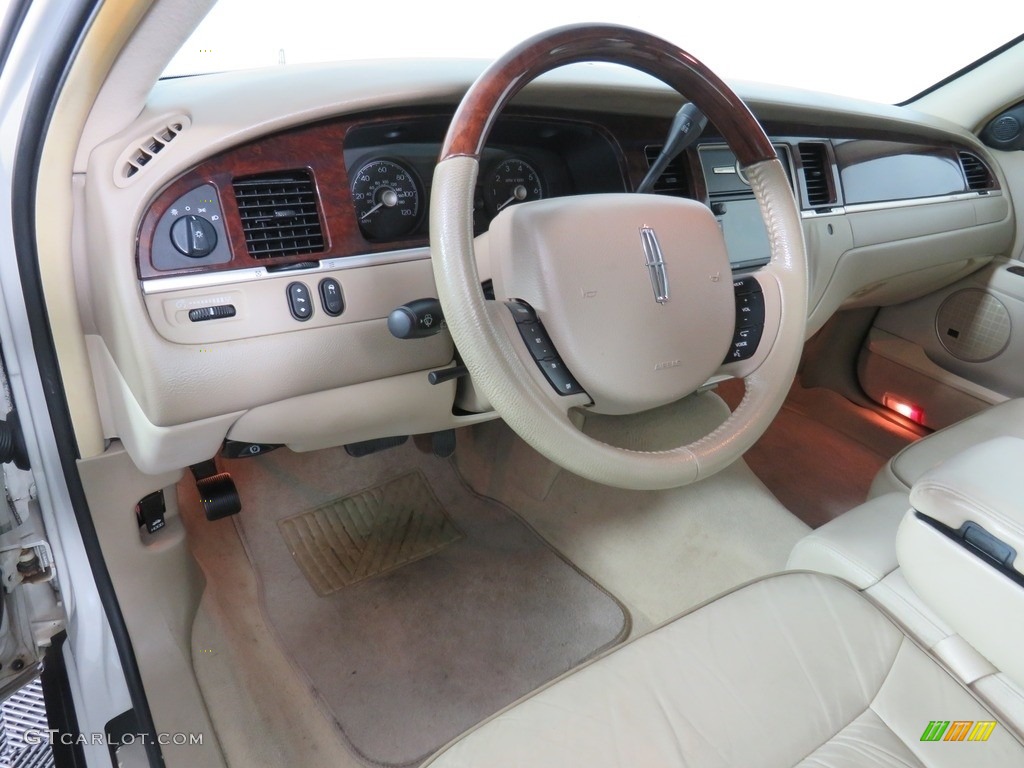 2006 Town Car Designer Series - Cashmere Tri-Coat / Light Camel photo #32
