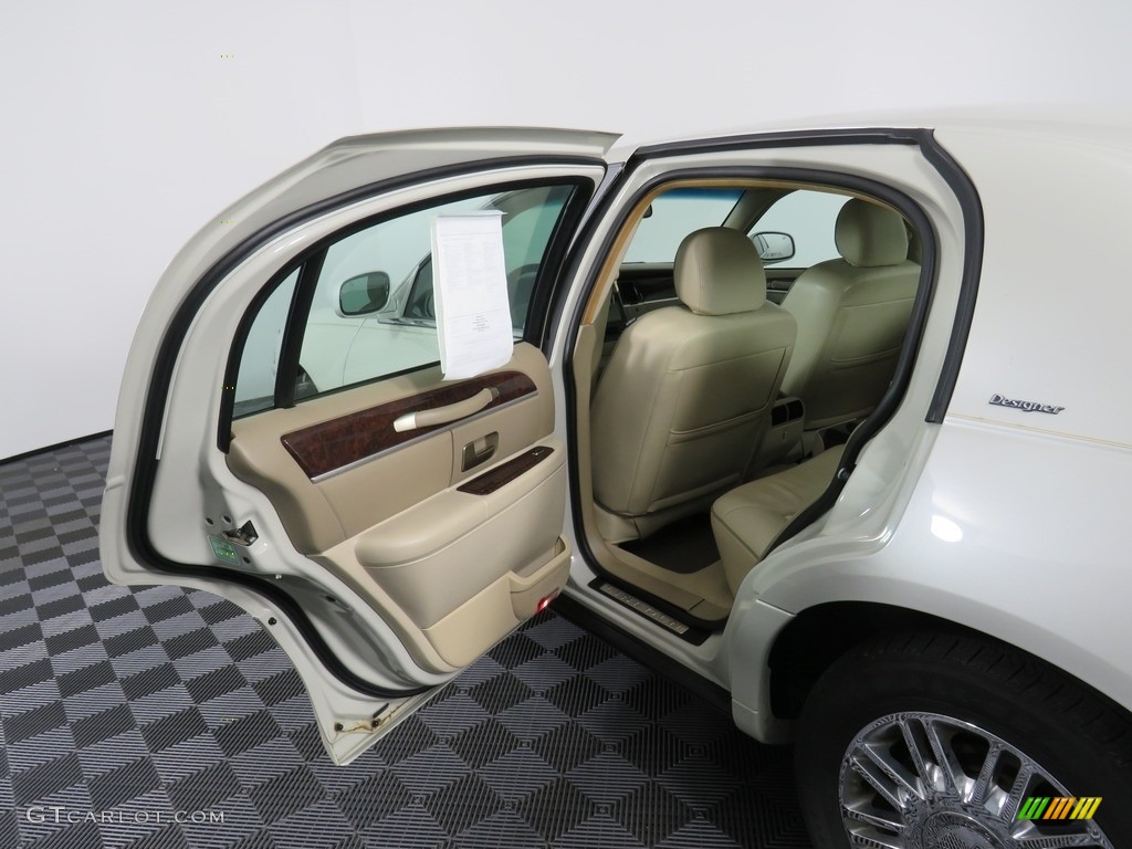 2006 Town Car Designer Series - Cashmere Tri-Coat / Light Camel photo #34