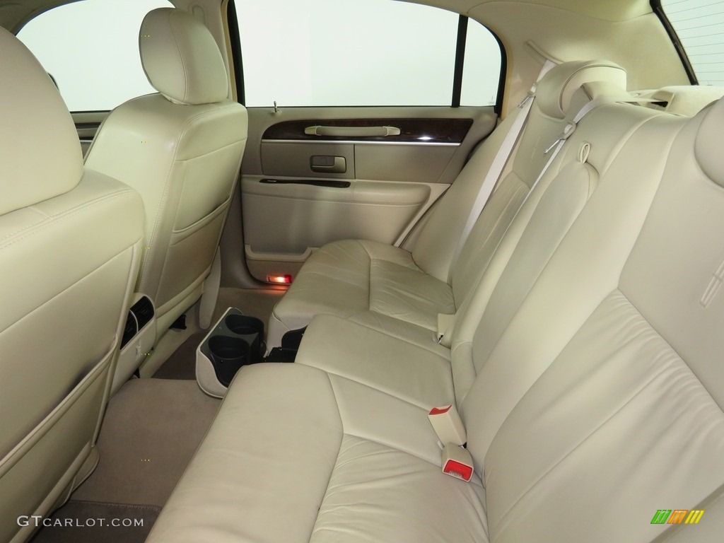 2006 Town Car Designer Series - Cashmere Tri-Coat / Light Camel photo #35