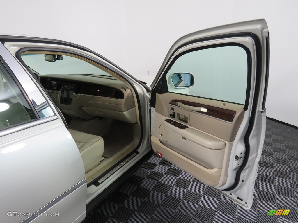 2006 Town Car Designer Series - Cashmere Tri-Coat / Light Camel photo #39