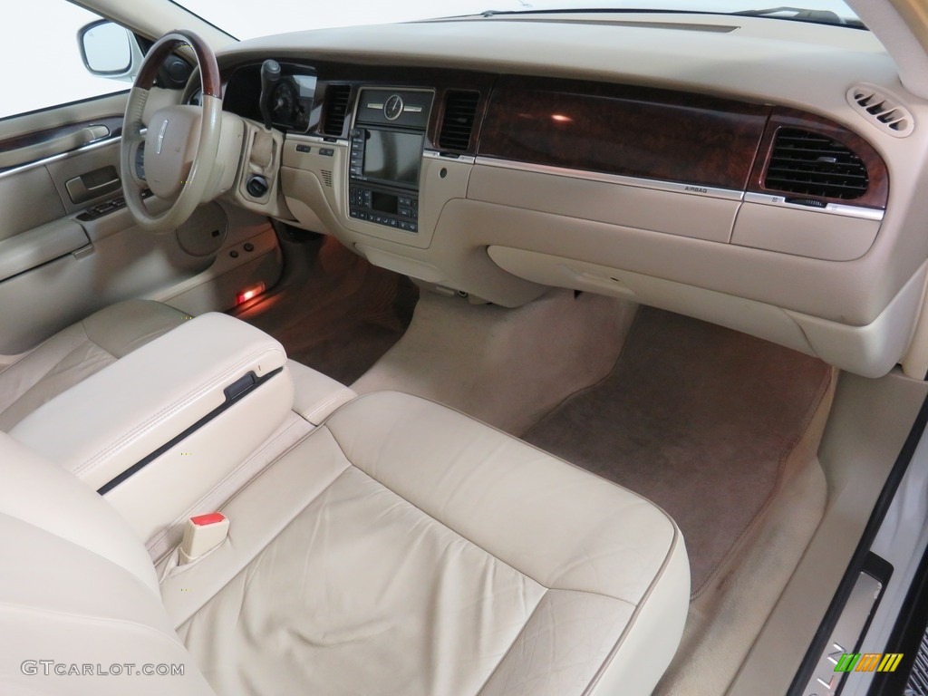 2006 Town Car Designer Series - Cashmere Tri-Coat / Light Camel photo #41