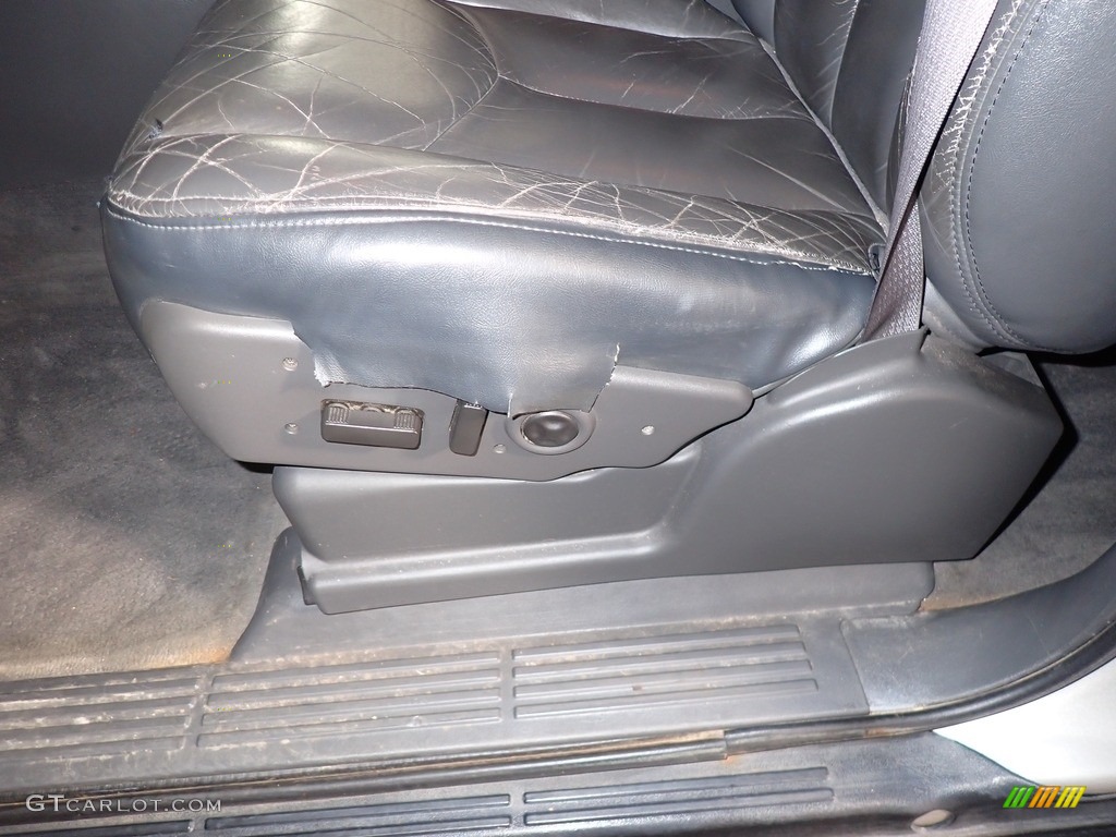 2004 Avalanche 1500 4x4 - Silver Birch Metallic / Dark Charcoal photo #16