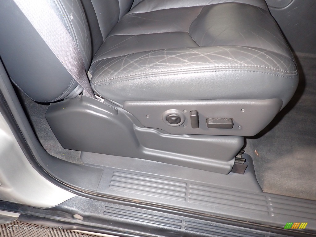 2004 Avalanche 1500 4x4 - Silver Birch Metallic / Dark Charcoal photo #23