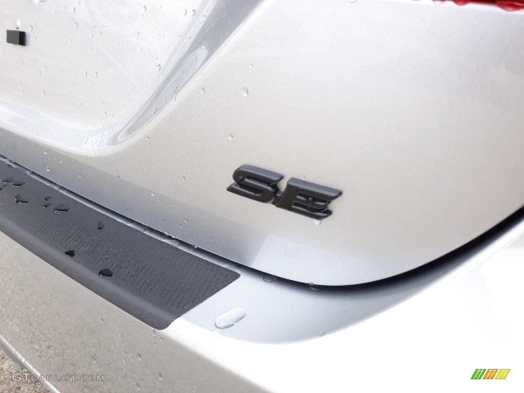 2020 Toyota Camry SE Marks and Logos Photo #139039274