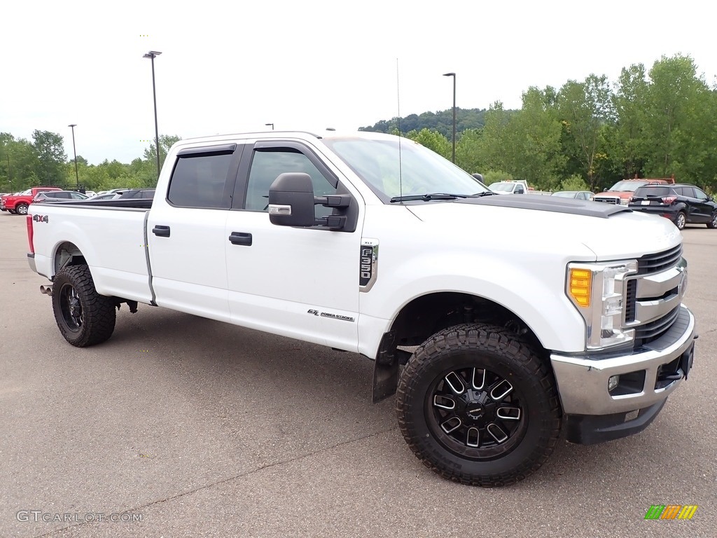 2017 F350 Super Duty XLT Crew Cab 4x4 - Oxford White / Medium Earth Gray photo #1