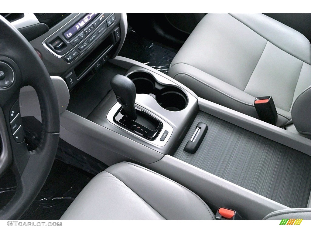 2017 Pilot EX-L - Lunar Silver Metallic / Gray photo #16