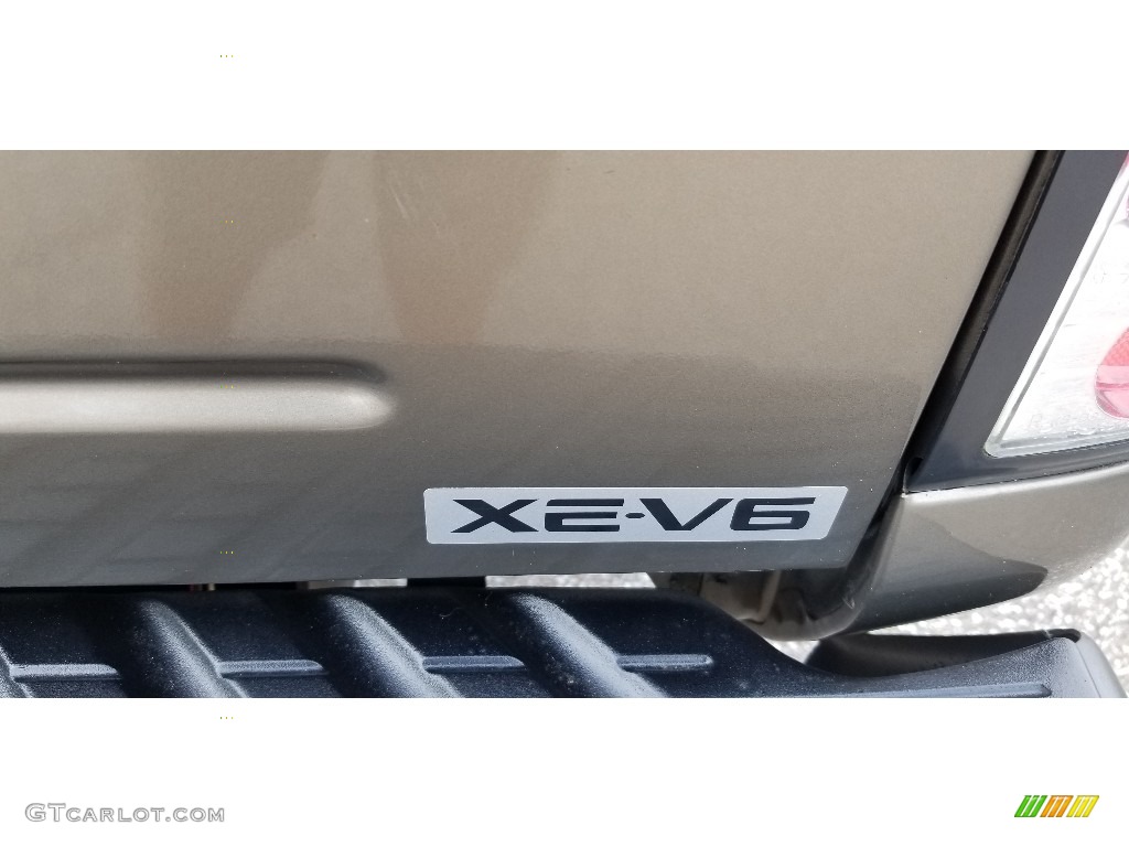 2002 Nissan Frontier XE King Cab 4x4 Marks and Logos Photos
