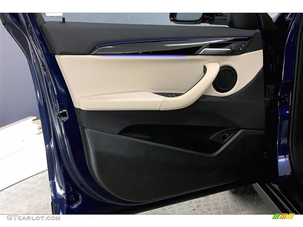 2020 BMW X2 sDrive28i Oyster/Black Door Panel Photo #139117984