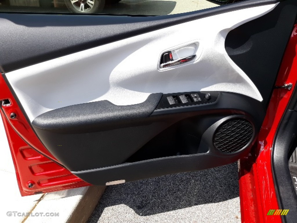 2020 Toyota Prius XLE AWD-e Door Panel Photos