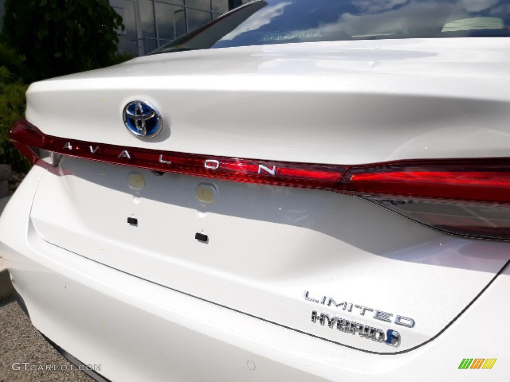 2020 Toyota Avalon Hybrid Limited Marks and Logos Photos