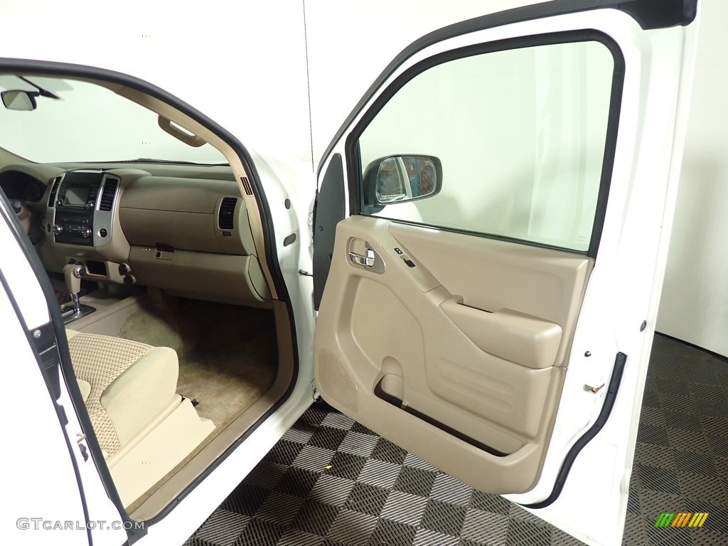 2017 Nissan Frontier SV King Cab 4x4 Beige Door Panel Photo #139158964