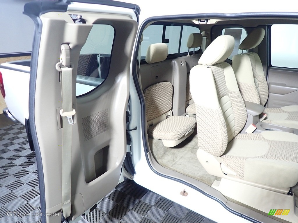 2017 Nissan Frontier SV King Cab 4x4 Rear Seat Photo #139159018