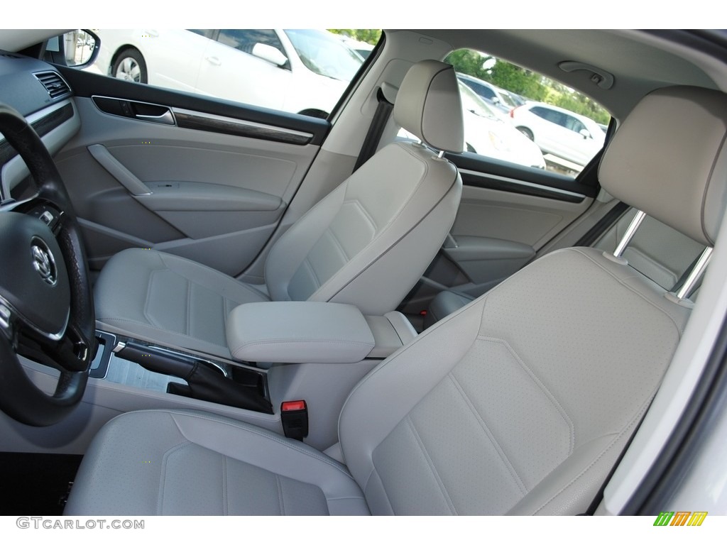 2016 Volkswagen Passat SE Sedan Front Seat Photo #139162207