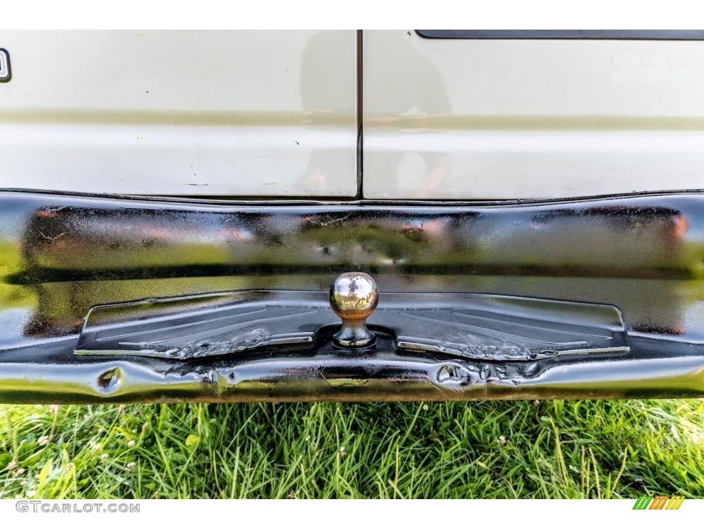 2001 E Series Van E150 Cargo - Oxford White / Medium Graphite photo #23