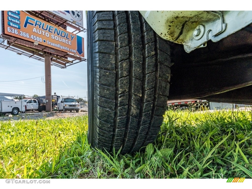 2001 E Series Van E150 Cargo - Oxford White / Medium Graphite photo #25