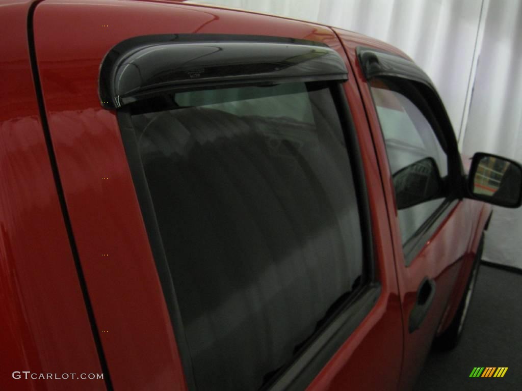 2004 Colorado LS Crew Cab - Victory Red / Very Dark Pewter photo #13