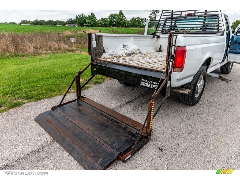 1997 F250 XLT Regular Cab - Oxford White / Blue photo #24