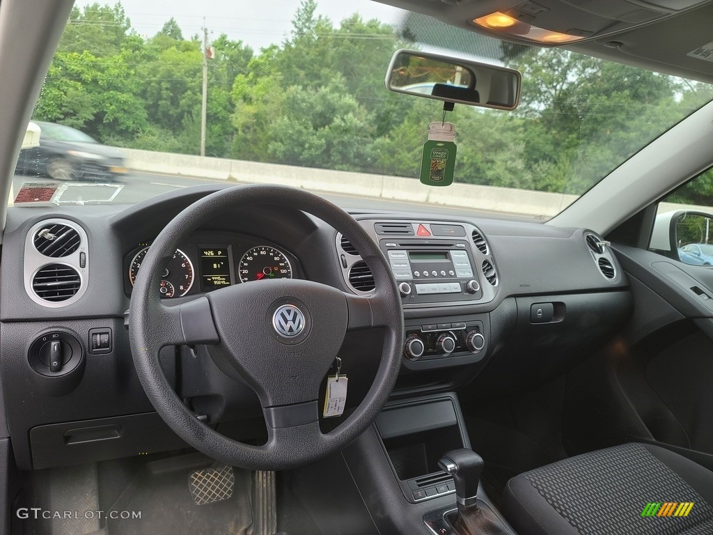 2010 Tiguan S 4Motion - Candy White / Charcoal photo #9