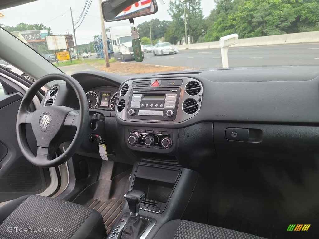 2010 Tiguan S 4Motion - Candy White / Charcoal photo #12