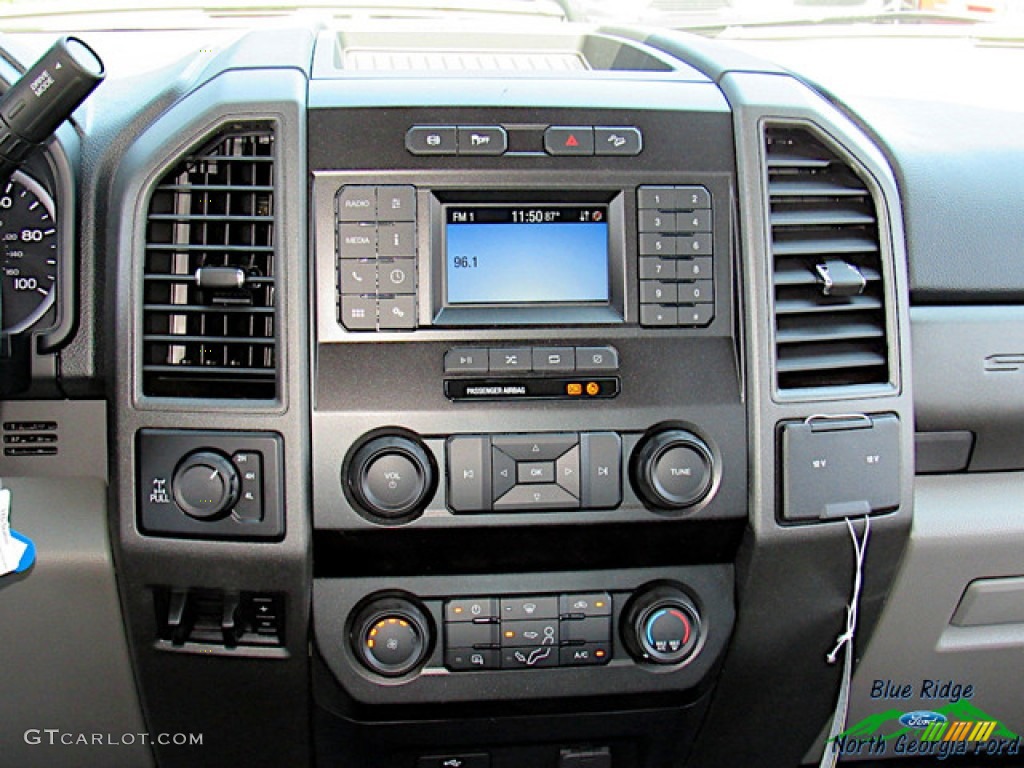 2020 F250 Super Duty STX Crew Cab 4x4 - Oxford White / Medium Earth Gray photo #18