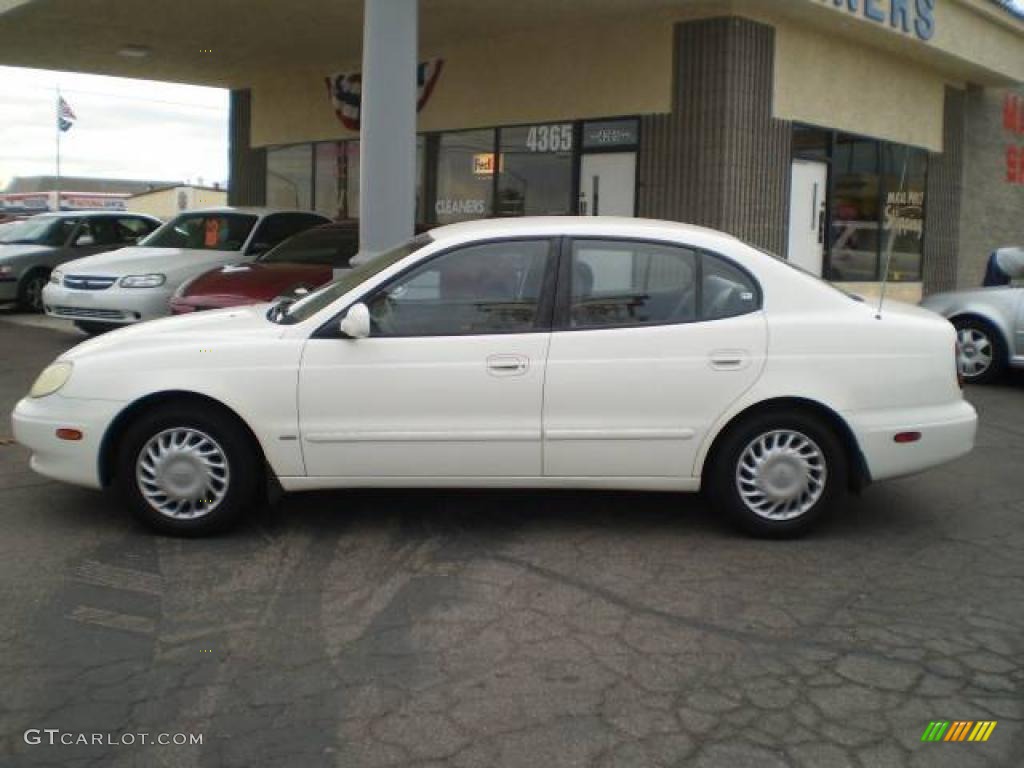 2000 Leganza SE - Galaxy White / Gray photo #1