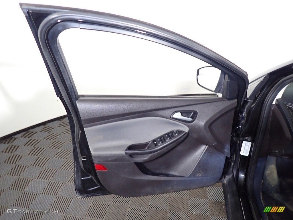 2014 Focus SE Hatchback - Tuxedo Black / Charcoal Black photo #17