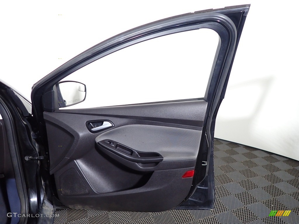 2014 Focus SE Hatchback - Tuxedo Black / Charcoal Black photo #26