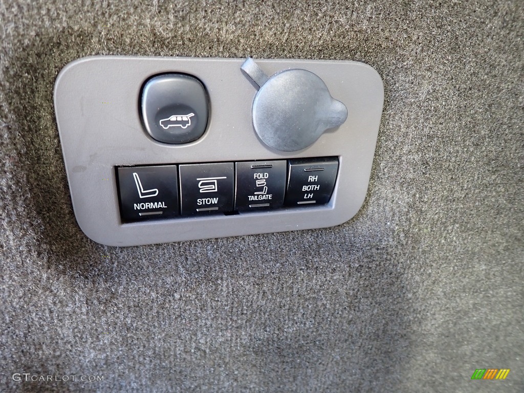 2017 Lincoln MKT Elite AWD Controls Photo #139281209