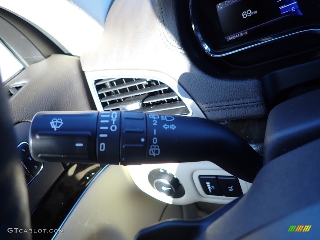 2017 Lincoln MKT Elite AWD Controls Photo #139281335
