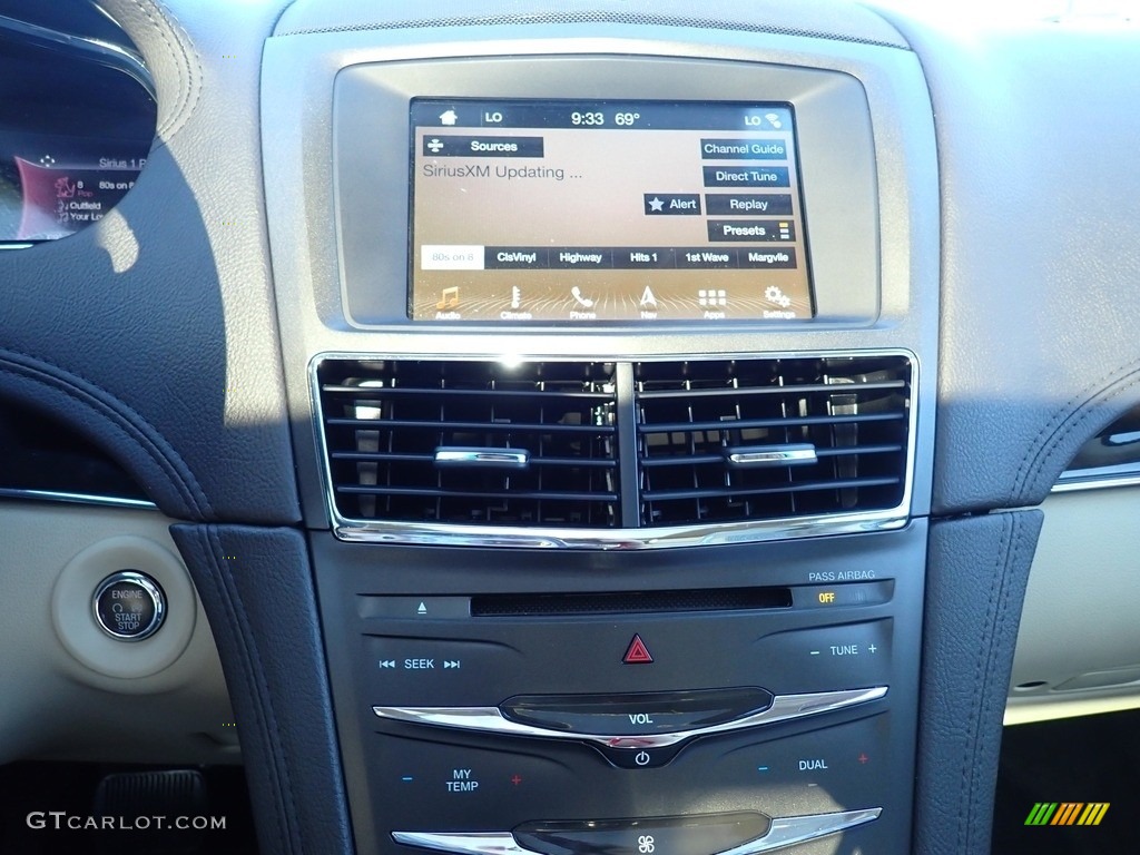 2017 Lincoln MKT Elite AWD Controls Photo #139281383