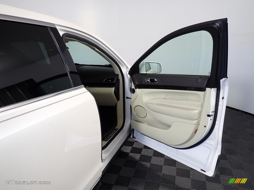 2017 Lincoln MKT Elite AWD Door Panel Photos