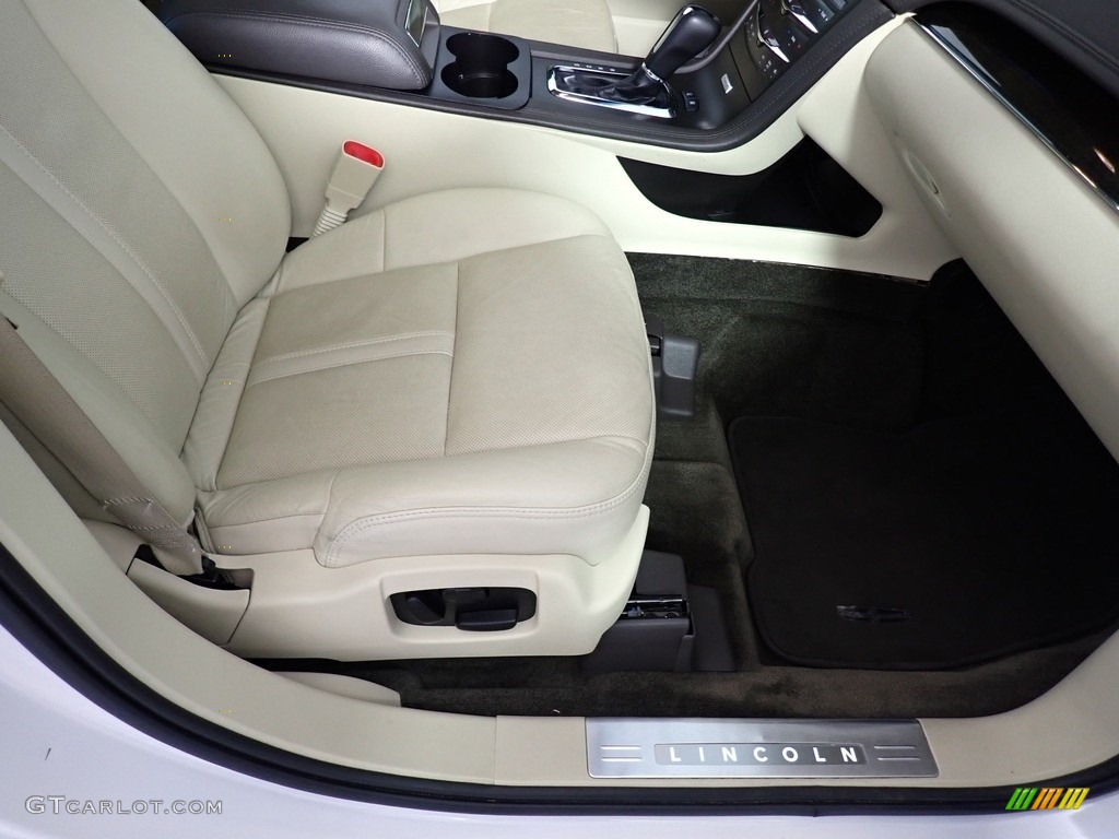 2017 Lincoln MKT Elite AWD Front Seat Photo #139281602