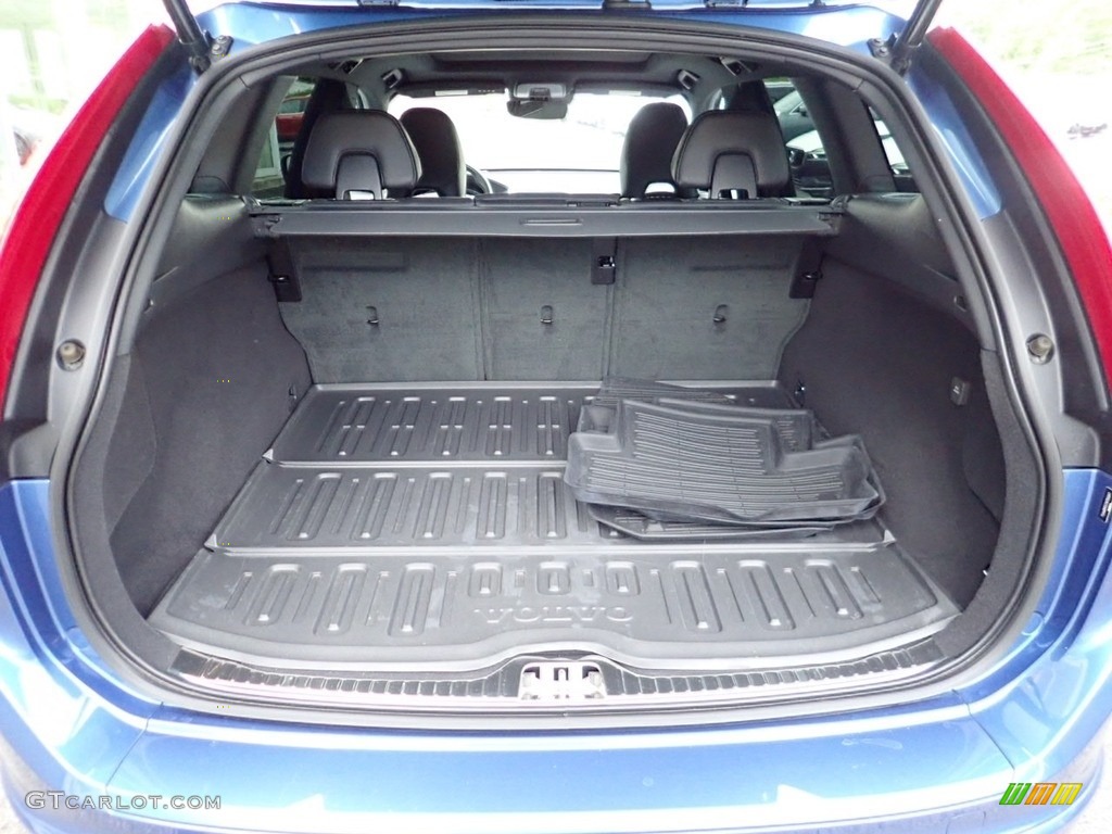 2017 Volvo XC60 T6 AWD R-Design Trunk Photos