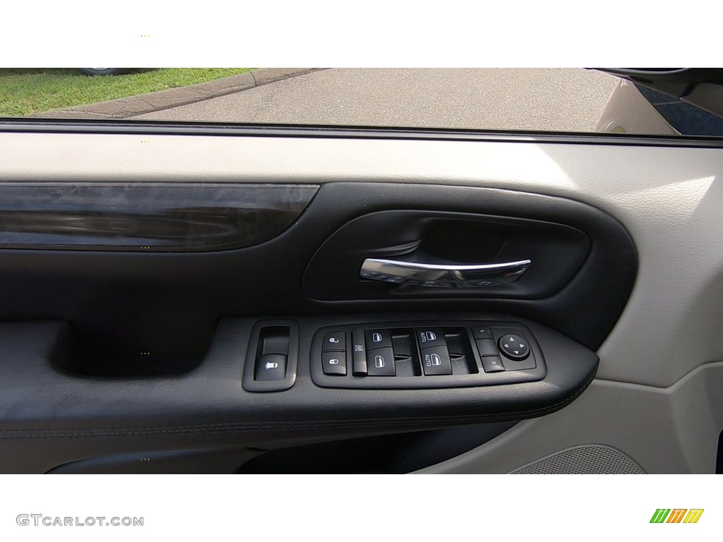 2012 Grand Caravan SE - True Blue Pearl / Black/Light Graystone photo #12