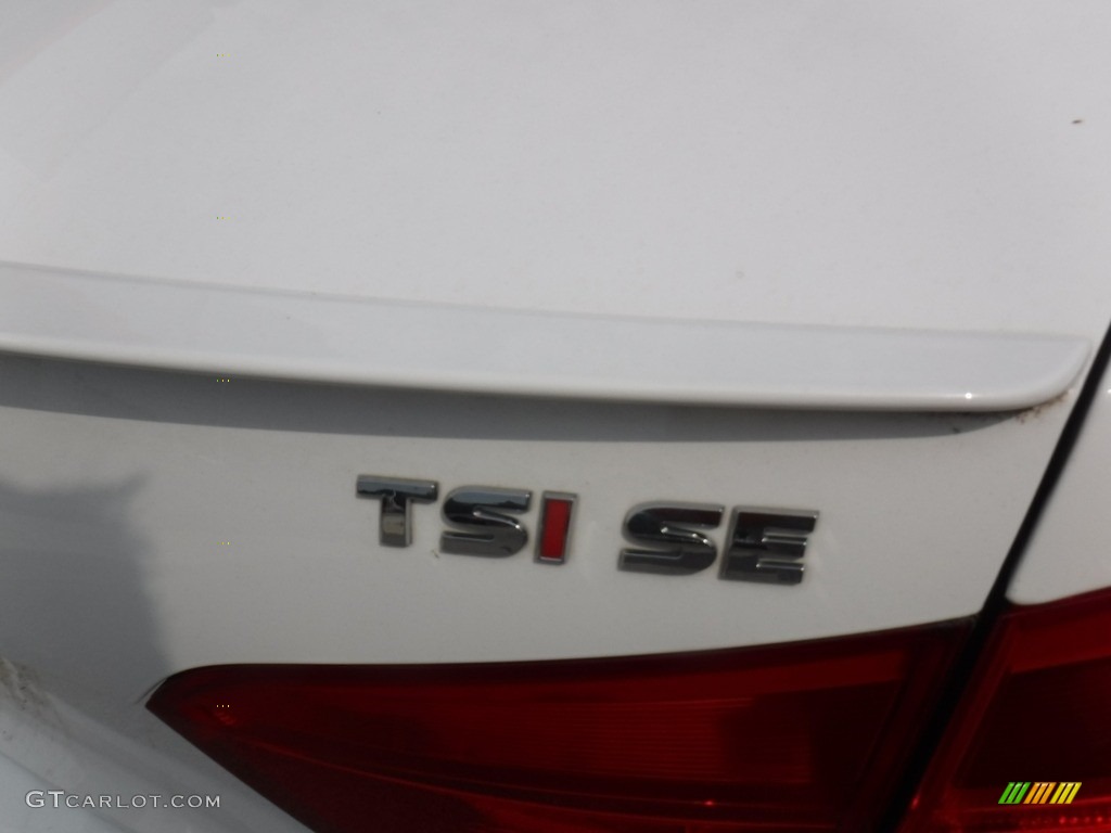 2015 Volkswagen Passat Sport Sedan Marks and Logos Photos